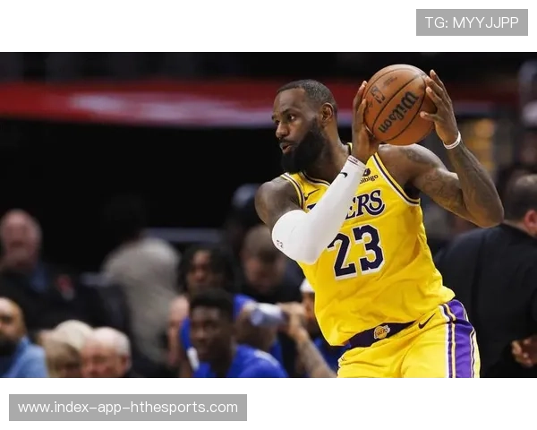 湖人主帅：里夫斯继续缺阵 詹姆斯或赴发展联盟，詹姆斯加盟湖人第一次回克利夫兰